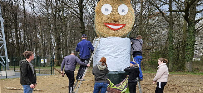 Bau einer Strohpuppe für die 72h-Aktion